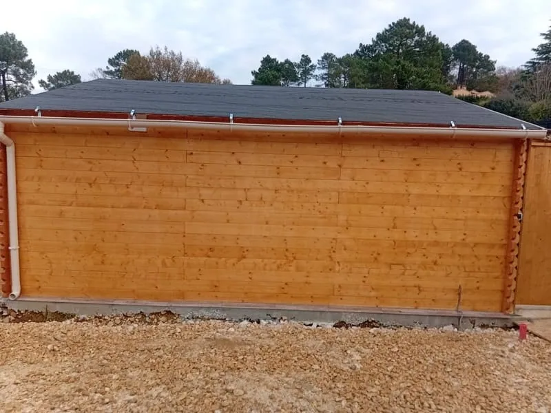 lasure et pose de gouttières cabanon bois sarlat denis artisan après compressé